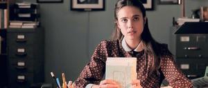 Joanna (Margaret Qualley) nimmt die Fanpost von J. D. Salinger entgegen.