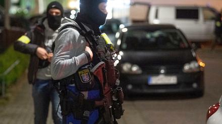 SEK-Beamte sind in der Nähe eines Tatorts im Einsatz. 