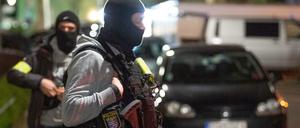 SEK-Beamte sind in der Nähe eines Tatorts im Einsatz.