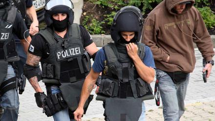 Tätowierte Beamte einer SEK-Einheit in NRW im Jahr 2011.
