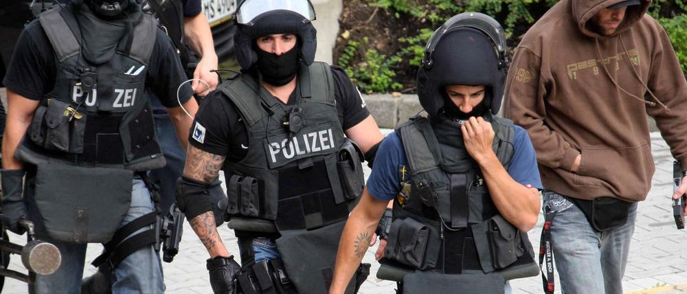 Tätowierte Beamte einer SEK-Einheit in NRW im Jahr 2011.