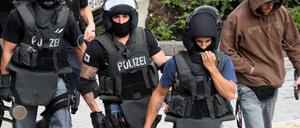 Tätowierte Beamte einer SEK-Einheit in NRW im Jahr 2011.