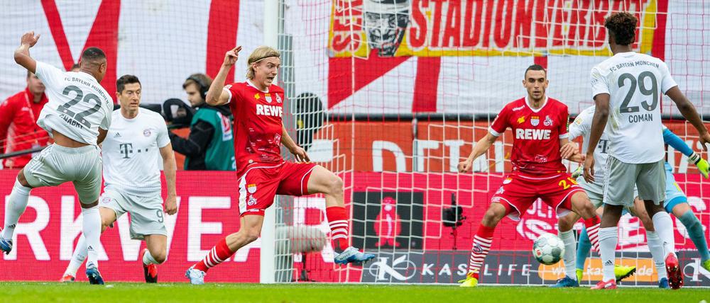 Der sitzt. Serge Gnabry (l.) trifft nach zwölf Minuten zum 3:0 für die Bayern.