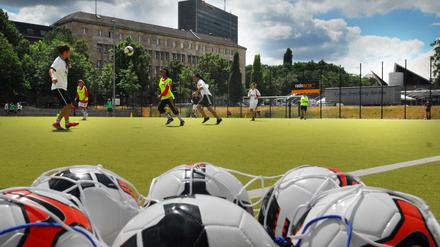 Gekickt wird überall. Der Berliner Fußball-Verband hat mehr als 150 000 Mitglieder und organisiert den Spielbetrieb von mehr als 3000 Mannschaften. 