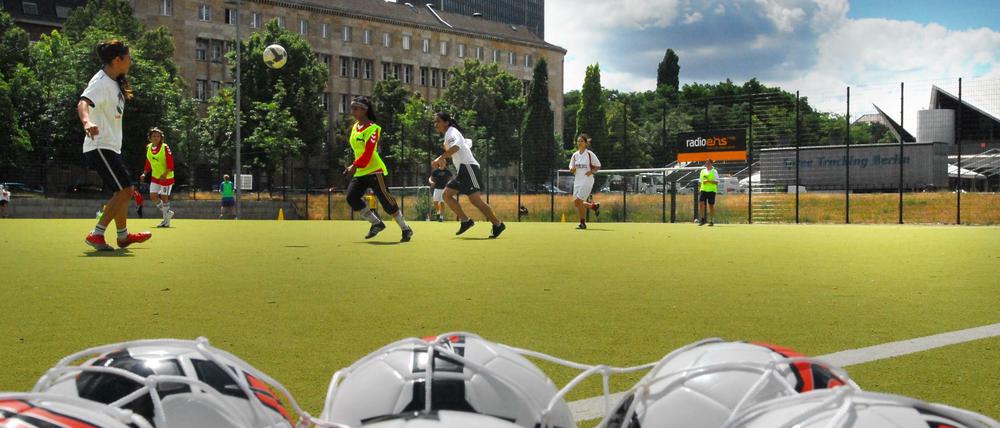Gekickt wird überall. Der Berliner Fußball-Verband hat mehr als 150 000 Mitglieder und organisiert den Spielbetrieb von mehr als 3000 Mannschaften. 