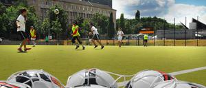 Gekickt wird überall. Der Berliner Fußball-Verband hat mehr als 150 000 Mitglieder und organisiert den Spielbetrieb von mehr als 3000 Mannschaften. 