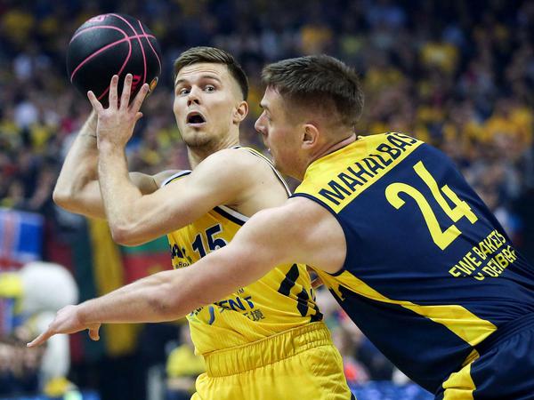 Nah dran: Martin Hermannsson (links) wurde Alba Berlins Topscorer, Oldenburg Rasid Mahalbasic musste mit fünf Fouls vorzeitig vom Feld.