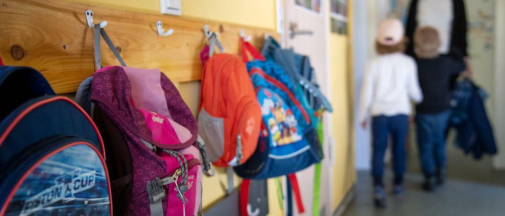 Kinderrucksäcke im Eingangsbereich einer Kita.