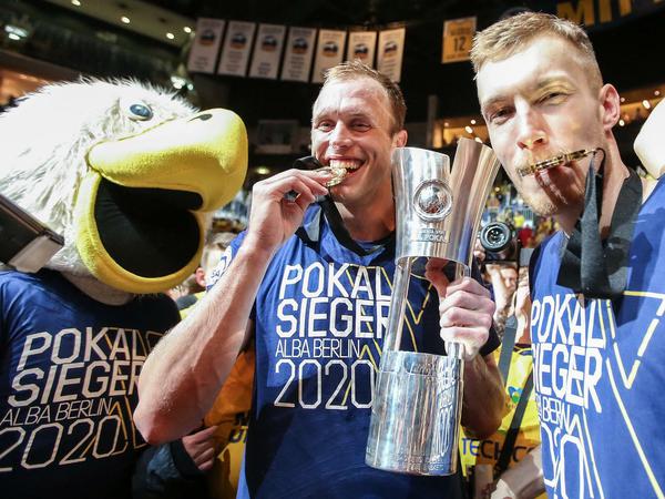 Endlich was zu beißen: Luke Sikma (Mitte) und Niels Giffey sind am Ziel ihrer Träume.