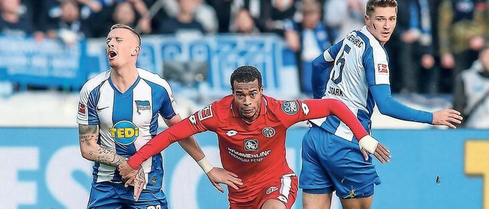 Nicht ganz dicht: Der Mainzer Robin Quaison (Mitte) konnte zuletzt im Olympiastadion drei Tore erzielen.