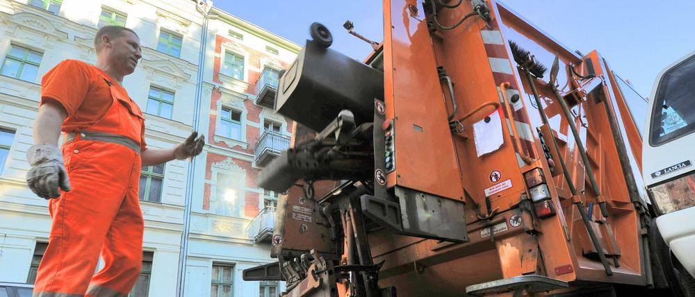 Ein Mitarbeiter der Berliner Stadtreinigung bei der Arbeit.
