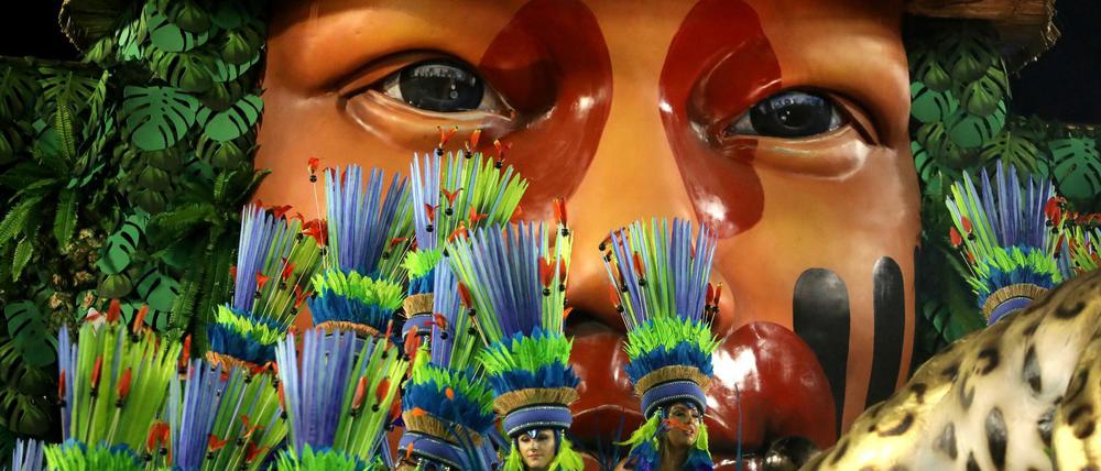 Feiernde von der Mangueira Sambaschule in Rio de Janeiro bei dem Umzug im vergangenen Jahr. 