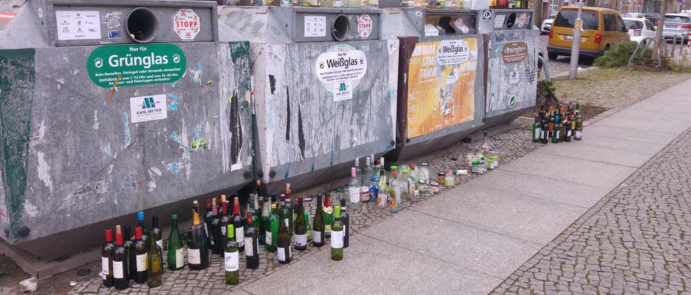 Überfüllte Altglas-Container wie hier in Lichtenberg sorgen für Ärger.