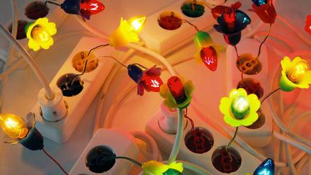 Lichtinstallation aus der Ausstellung „Bulb Fiction“.