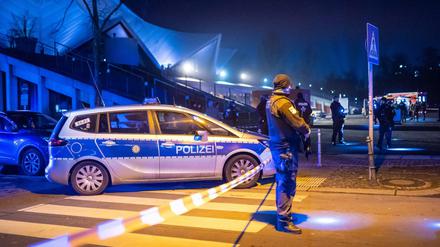 Ein 42-jähriger Mann mit türkischer Staatsangehörigkeit starb vor dem Tempodrom an einem Schuss in den Oberkörper.