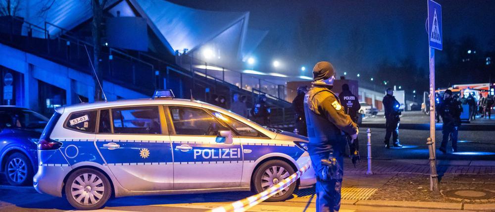 Ein 42-jähriger Mann mit türkischer Staatsangehörigkeit starb vor dem Tempodrom an einem Schuss in den Oberkörper.