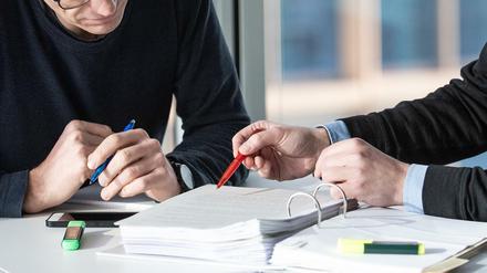 Wer bei der Arbeit etwas kaputt macht, dem dürfen die Kosten grundsätzlich nicht vom Lohn abgezogen werden. Solche und andere Fragen klärt der neue Ratgeber für arbeitende Geflüchtete. 