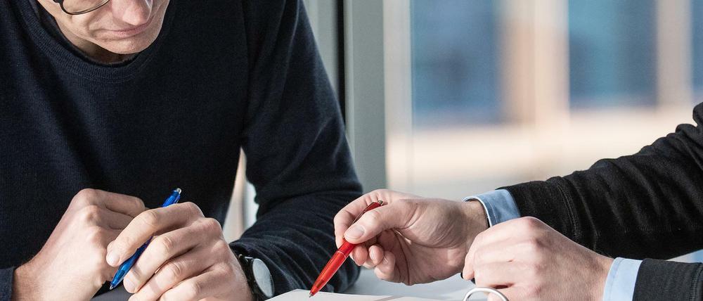 Wer bei der Arbeit etwas kaputt macht, dem dürfen die Kosten grundsätzlich nicht vom Lohn abgezogen werden. Solche und andere Fragen klärt der neue Ratgeber für arbeitende Geflüchtete.