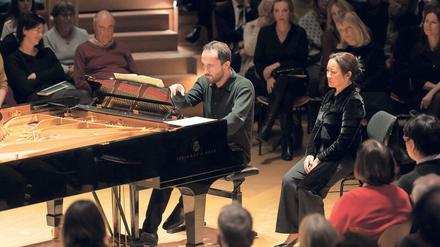 Bloß nicht zu nah ran. Tuyêt Pham neben dem Pianisten Igor Levit bei einem Konzert im Pierre Boulez Saal. 
