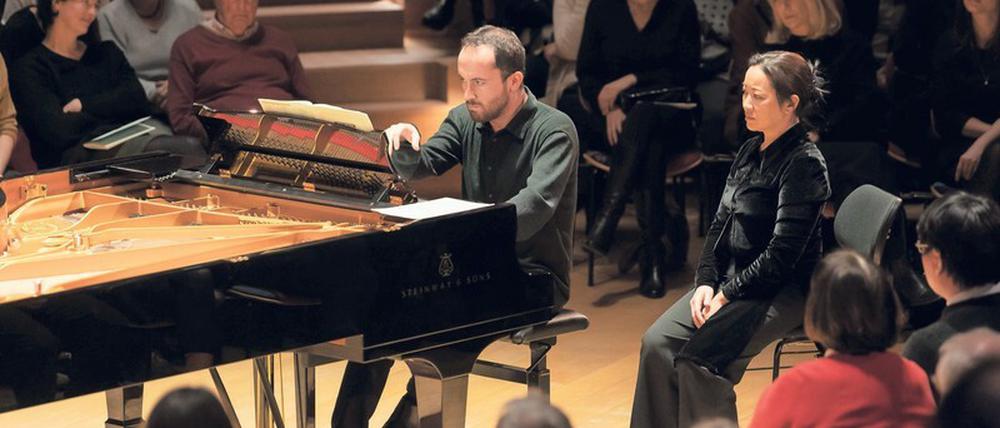 Bloß nicht zu nah ran. Tuyêt Pham neben dem Pianisten Igor Levit bei einem Konzert im Pierre Boulez Saal. 