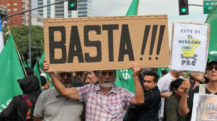 Argentinier protestieren gegen die Wirtschaftspolitik der Regierung.