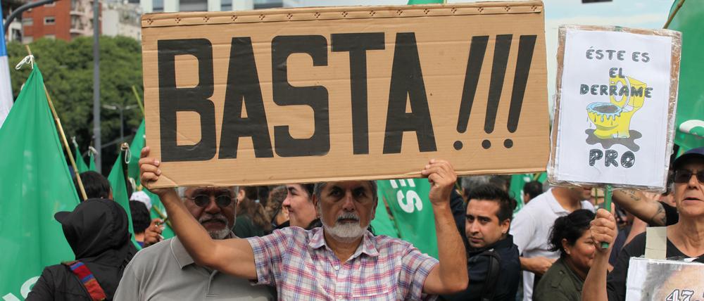 Argentinier protestieren gegen die Wirtschaftspolitik der Regierung.