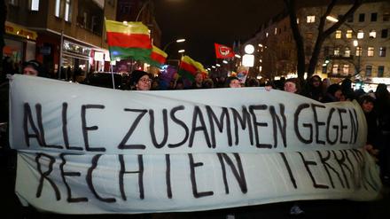 Mehr als 3000 Menschen gingen am Donnerstagabend gegen rechten Terror auf die Straßen.
