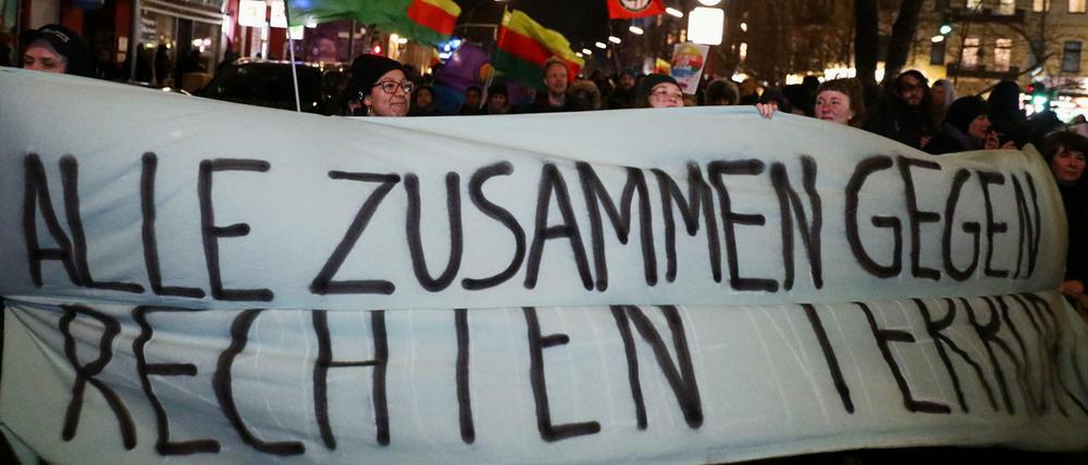 Mehr als 3000 Menschen gingen am Donnerstagabend gegen rechten Terror auf die Straßen.