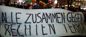 Mehr als 3000 Menschen gingen am Donnerstagabend gegen rechten Terror auf die Straßen.