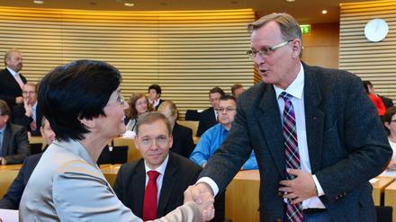 Thüringens damalige Ministerpräsidentin Lieberknecht (CDU) begrüßt den damaligen Fraktionschef der Linken, Ramelow (Archivbild von 2014)