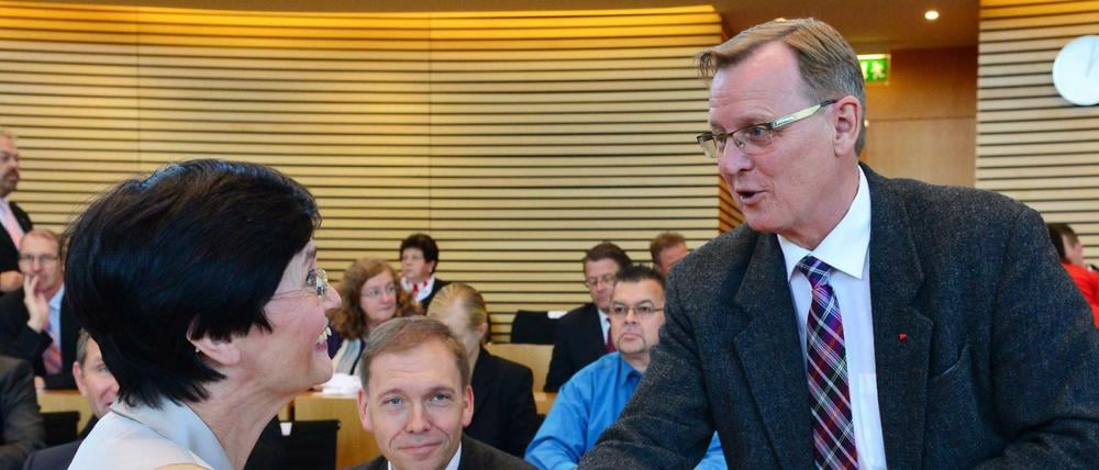 Thüringens damalige Ministerpräsidentin Lieberknecht (CDU) begrüßt den damaligen Fraktionschef der Linken, Ramelow (Archivbild von 2014)