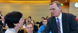Thüringens damalige Ministerpräsidentin Lieberknecht (CDU) begrüßt den damaligen Fraktionschef der Linken, Ramelow (Archivbild von 2014)
