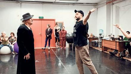 Dem Arrest abgetrotzt. Kirill Serebrennikov (rechts) entwickelte die Idee zu seiner „Decamerone“-Inszenierung, während er die Wohnung nicht verlassen durfte. Jetzt probt er im Moskauer Gogol-Center mit deutschen und russischen Schauspielern. Mit dabei: Georgette Dee (links).