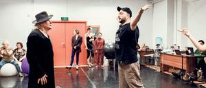Dem Arrest abgetrotzt. Kirill Serebrennikov (rechts) entwickelte die Idee zu seiner „Decamerone“-Inszenierung, während er die Wohnung nicht verlassen durfte. Jetzt probt er im Moskauer Gogol-Center mit deutschen und russischen Schauspielern. Mit dabei: Georgette Dee (links).