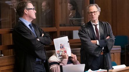 Der angeklagte Denis W. sitzt zum Prozessauftakt neben seinen Anwälten.