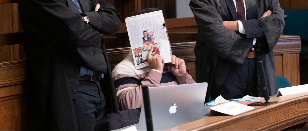 Der angeklagte Denis W. sitzt zum Prozessauftakt neben seinen Anwälten.