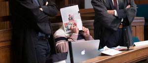 Der angeklagte Denis W. sitzt zum Prozessauftakt neben seinen Anwälten.