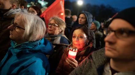 Teilnehmer gedenken der in Hanau getöteten Menschen bei einer Mahnwache am Brandenburger Tor. 