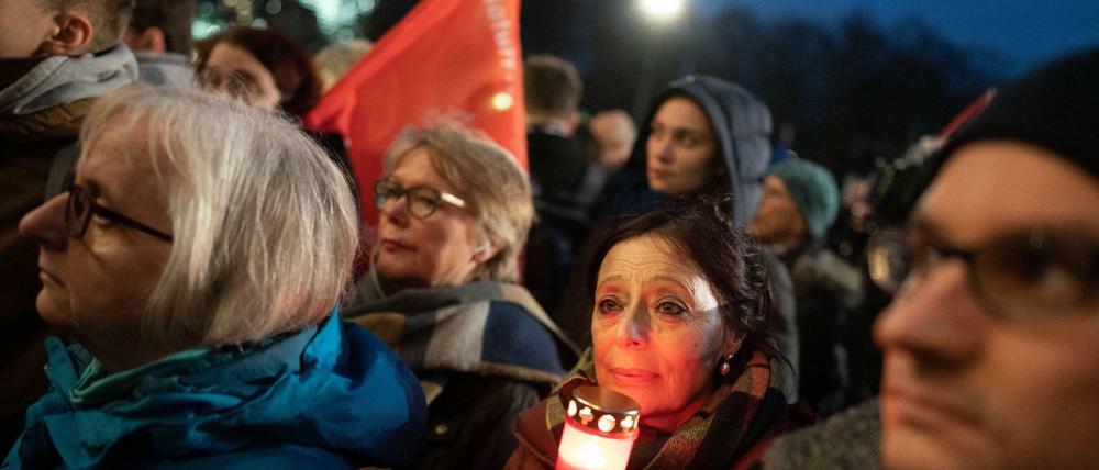 Teilnehmer gedenken der in Hanau getöteten Menschen bei einer Mahnwache am Brandenburger Tor. 