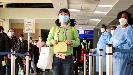 Passagiere, die von einem Flug aus China kommen, werden bei ihrer Ankunft am internationalen Flughafen Jomo Kenyatta in Kenia auf den Coronavirus untersucht. 