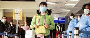 Passagiere, die von einem Flug aus China kommen, werden bei ihrer Ankunft am internationalen Flughafen Jomo Kenyatta in Kenia auf den Coronavirus untersucht.
