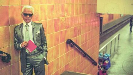 Ungewöhnliche Porträts: Hier posiert Lagerfeld im U-Bahnhof Rosenthaler Platz.