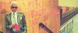 Ungewöhnliche Porträts: Hier posiert Lagerfeld im U-Bahnhof Rosenthaler Platz.