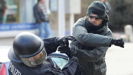 Risiko. Jede Attacke auf einen Polizisten kann die eine sein, die ein Trauma hinterlässt. Doch an langfristiger Betreuung fehlt es. Foto: 