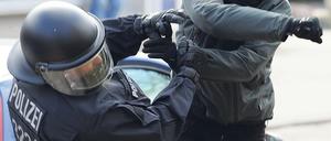 Risiko. Jede Attacke auf einen Polizisten kann die eine sein, die ein Trauma hinterlässt. Doch an langfristiger Betreuung fehlt es. Foto: 