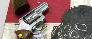 Auch die inzwischen verbotene Neonazi-Gruppe „Combat 18“ hatte sich in der Vergangenheit Waffen in Tschechien besorgt. (Symbolbild)