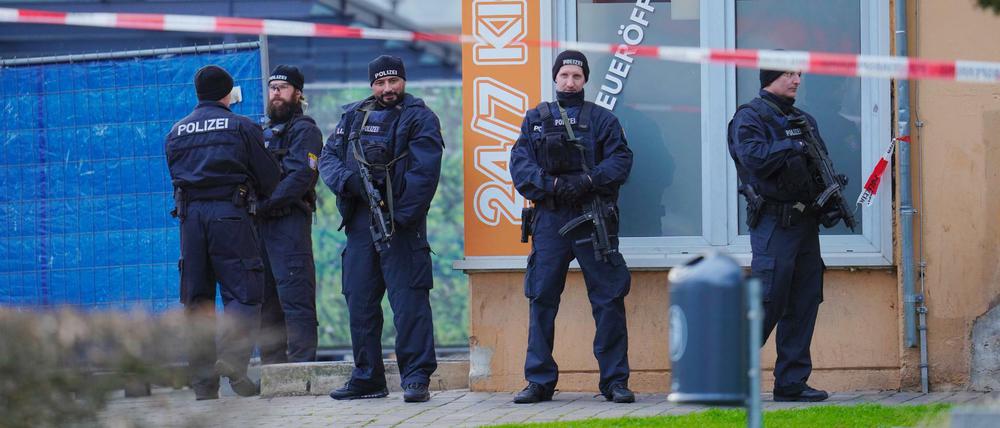 Einsatzkräfte der Polizei vor einem Kiosk an einem der Tatorte.