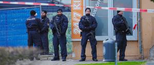 Einsatzkräfte der Polizei vor einem Kiosk an einem der Tatorte. 