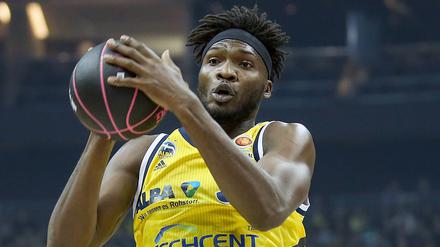 Zugepackt: Landry Nnoko und Alba Berlin holen den nächsten Sieg.