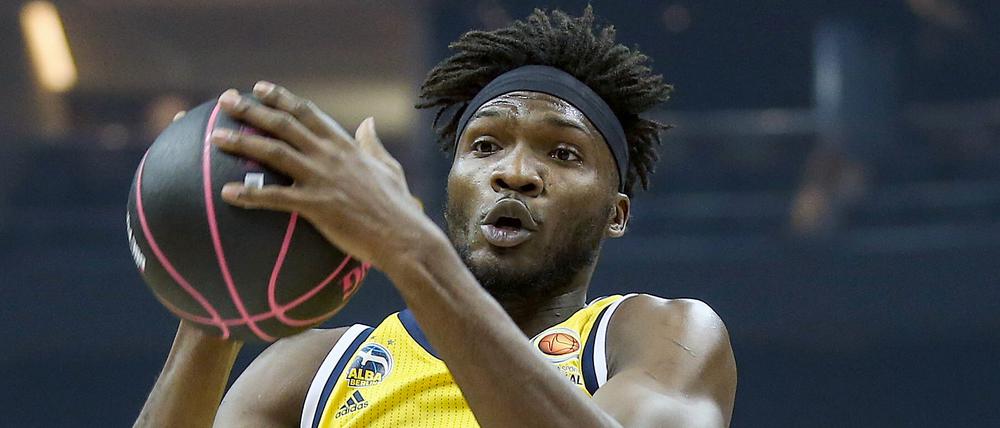 Zugepackt: Landry Nnoko und Alba Berlin holen den nächsten Sieg.